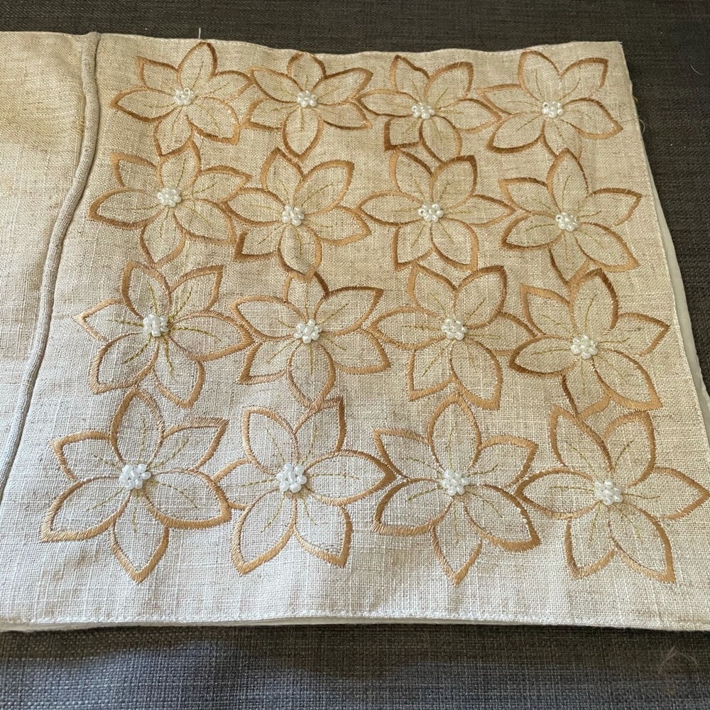 **NWT** Bella Lux table runner